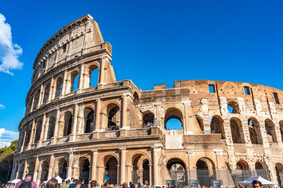 Đấu trường Colosseum nhìn từ góc rộng