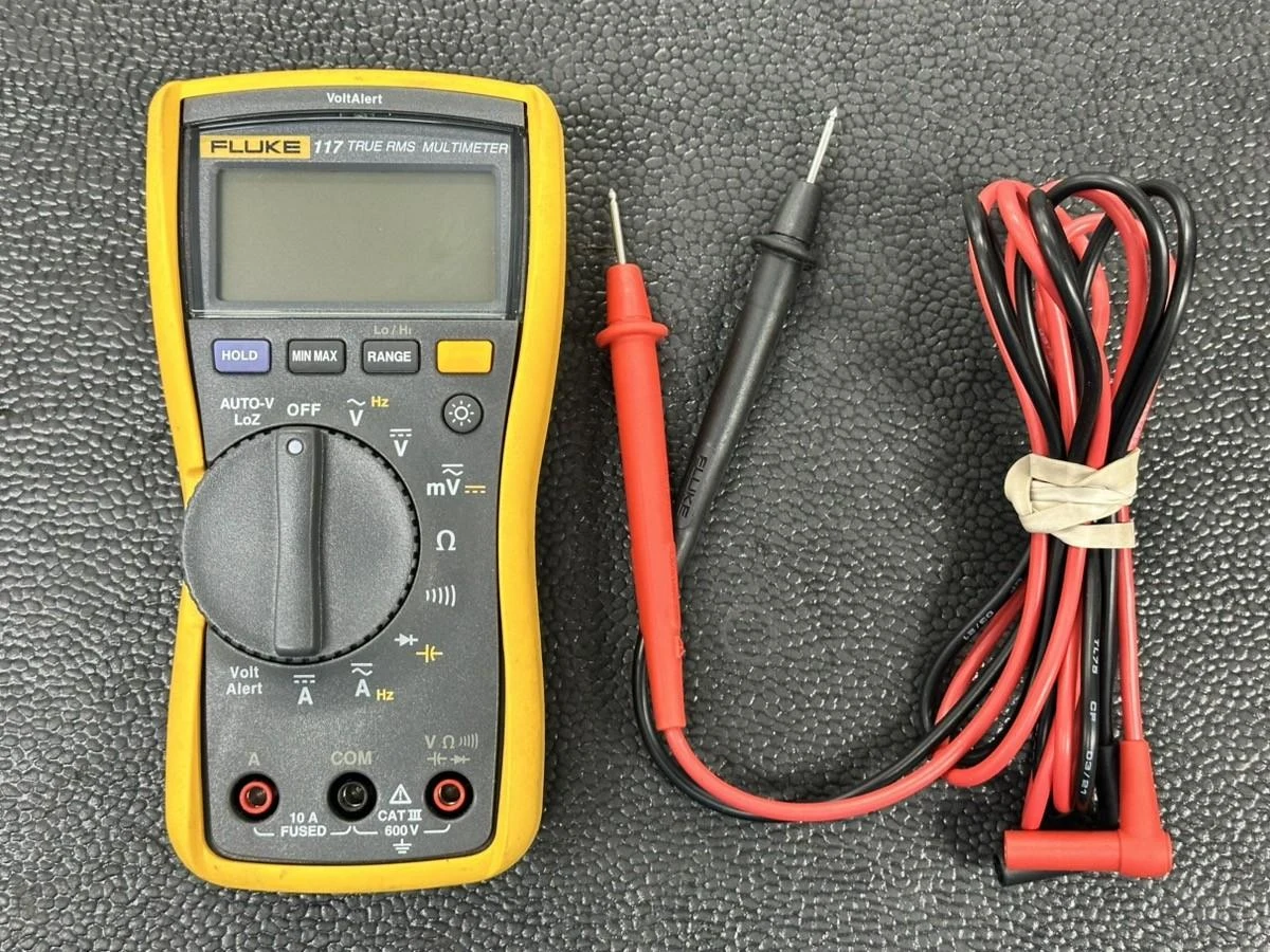 Fluke 117 True-RMS 数字万用表，配备 VoltAlert™